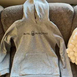 Säljer en mycket skön sail racing hoodie i färgen grå! Storlek s, säljer den för 175kr!😁