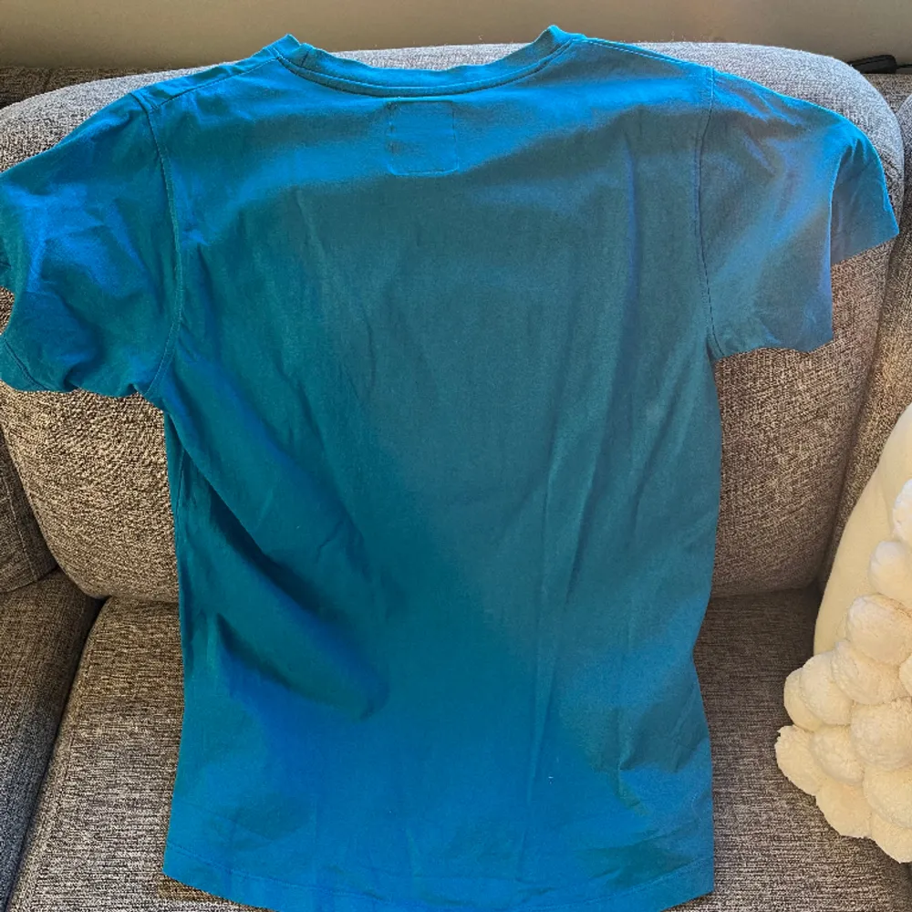 Säljer en mörkblå Perelli T-shirt i storlek S! Säljer den för 75kr😁. T-shirts.