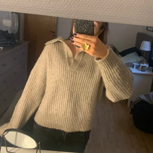 Stickad tröja - Jätteskön stickad tröja från Gina, använd fåtal gånger🥰