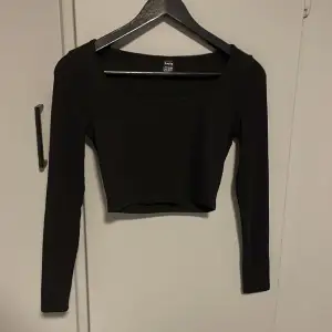 En oanvänd tröja från SHEIN, den är rätt så kort i modellen. Hör av dig vid frågor!🤗