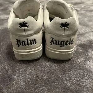 Säljer min killes Palm angels skor i storlek 42. Köpta från NK Bra skick och använda i bra skick nypriset är 5000kr Skriv för fler bilder, pris kan diskuteras vid snabb affär
