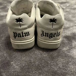 Palm Angels skor  - Säljer min killes Palm angels skor i storlek 42. Köpta från NK Bra skick och använda i bra skick nypriset är 5000kr Skriv för fler bilder, pris kan diskuteras vid snabb affär