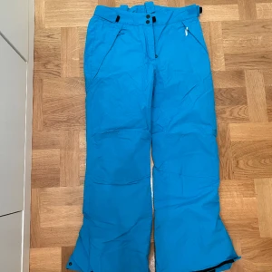 Blåa täckbyxor - täckbyxor i en så cool blå färg💙 perfekta i skidbacken och afterskin 