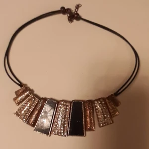 Halsband  - Använt halsband. Fortfarande fint men använder inte längre.