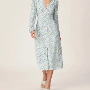 Jättefin adoore paris dress - Adoore paris dress i storlek 38. Endast använd en gång så i jättefint skick. Perfekt sommarklänning till midsommar eller bröllop. Kan skickas om köpare står för frakt 👗💃