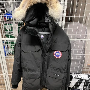 Canada Goose  - Jackan är så gott som ny. Använd cirka 20 gånger.Tyvärr har jag växt ur den och därför säljs den. Priset är 8000 (sätt du ett pris) finns möjlighet till diskussion. Storlek S men är stor i storlek o passar M-L storlek. Kvitto finns! 
