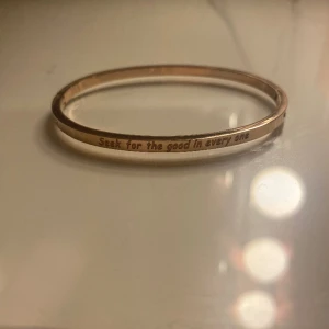 Guld armband - Ett guldigt, fint, knäpp armband. Inte äkta guld. Vet inte från vart.  Fick i present men jag är en silver tjej så den kommer aldeig till användning. Helt oanvänd. 