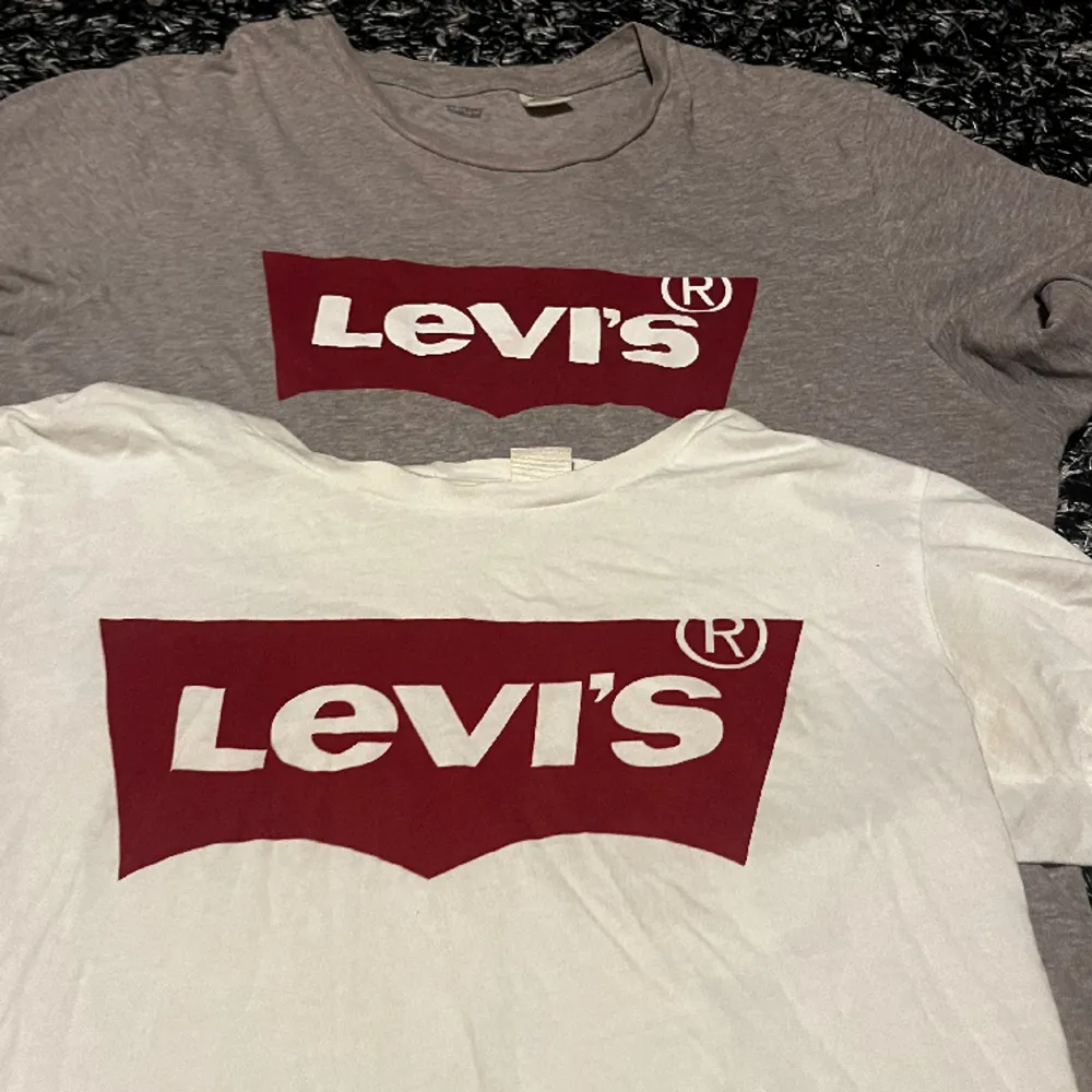 En grå o vit t-shirt från Levis 1 för 60, 2 för 100 skriv vid intresse 😊. T-shirts.
