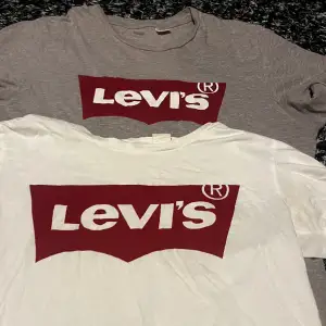 En grå o vit t-shirt från Levis 1 för 60, 2 för 100 skriv vid intresse 😊