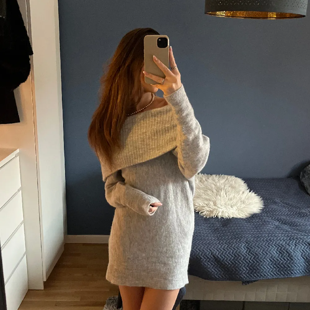 Världens mysigaste off shoulder klänning från Lindex! Ljusgrå i str S men passar även en M beroende på passform. Inga defekter, jättemysigt och mjukt material 15% Mohair 20% ull 💕 hör av er vid frågor!!. Klänningar.