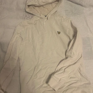 Lyle & Scott Hoodie - Vit hoodie från lyle & Scott. Bra skick och använd ett fåtal gånger. Storlek M