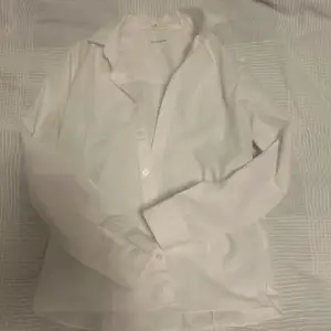 Vit skjorta från H&M. Använd en gång  så iprincip som ny.  Storlek 136