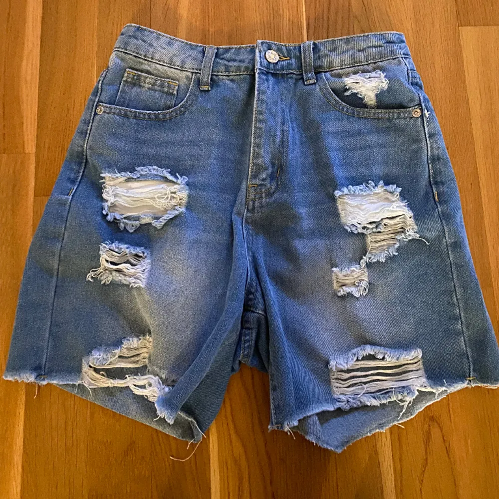 Fina oversized shorts som är perfekta till sommaren sen. Aldrig använda och de är i storlek S. Frakten ingår inte i priset . Shorts.