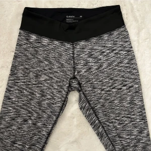 Träningsbyxor  - Säljer dessa mönstrade träningsbyxor från soc. Jätte snygga och otroligt sköna. Dem är i storlek 40, men jag brukar ha 36/38 och dem sitter även bra på mig, hade sagt att dessa är små i storleken❤️Priset kan diskuteras🫶🏼