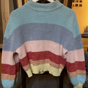 Stickad tröja Monki - Gullig och jätteskön stickad tröja från Monki. Använd kanske 2 gånger. Som en oversized S tycker jag. Perfekt under vintern!  Kika på min sida för massa bra priser, samfraktar!