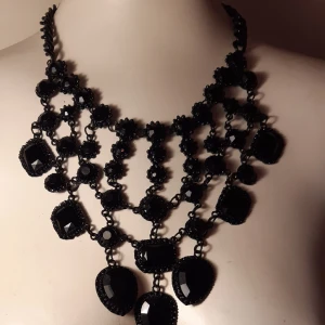 Stort halsband - Vintage Halsband med svarta facettslipade stenar. Passar till fest