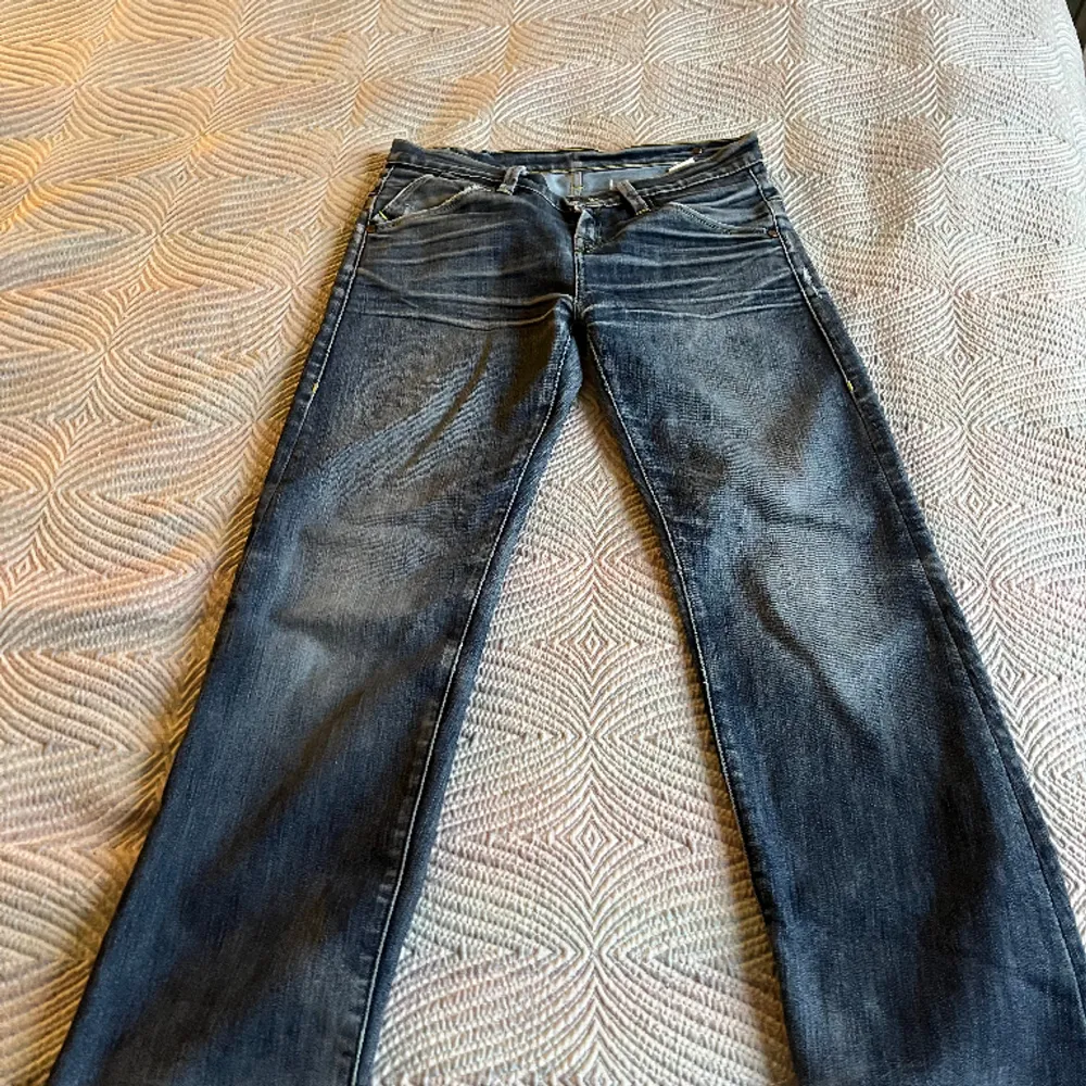 Domma jeansen är från 2003 och är jätte fina. Original priset på dom va typ 1300. Jeans & Byxor.