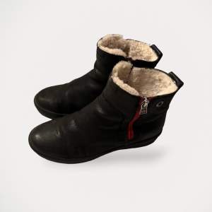 Vinterskor från Canada Snow.  Storlek: 39 Material: Ull, läder Nypris: 2400 SEK Finns lite slitage på vänster skon vid insidan av skon, inget som syns och påverkar funktionen av denna fina sko.