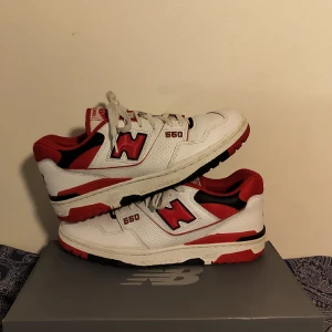 New Balance 550 White Red Black 44 - Knappt använda new balance 550s skick 9/10 finns pyttesmå creases som knappt syns Storlek 44  Skriv om du har några frågor eller vill ha fler bilder :)