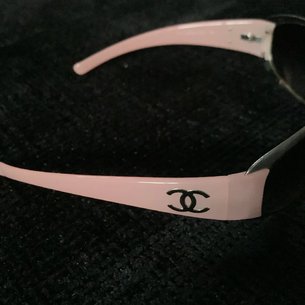 Solglasögon ”Chanel” Nypris 4300kr  Sparsamt använda. Säljes vid snabb smidig affär nu för 1300kr då medföljer original etui med ”Chanel” loggan på också. Äkthets stämpel finns på glasögonen. . Accessoarer.