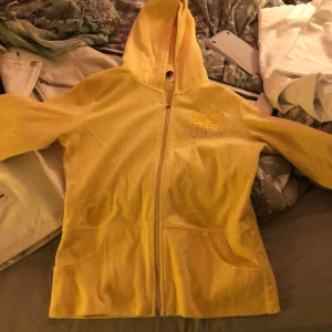 Juicy couture kofta  - Säljer nu min finaste juicy couture kofta. Den är tyvärr tvättad lite för mycket så materialet är lite slitet, och några av diamanterna har åkt bort. Så snygg gul färg