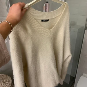 Stickad tröja  - Stickad tröja från Gina med breda ärmar 