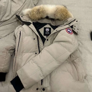 Canada goose män  - Helt ny jacka kvittot finns me har ingen användning av jackan så vill sälja!!