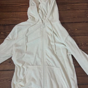Vit kofta  - Jätte fin kofta, bra skick och väldigt mjuk och skön 
