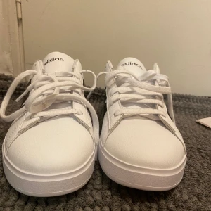 Adidas storlek 46 - Använda en gång, då jag insåg att de var för små.   Hämtas i Hässleholm eller postas!  Pris kan diskuteras.   Storlek: 46 