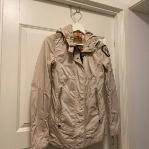 Parajumpers vindjacka  - Väldigt snygg Jacka i fint skick 