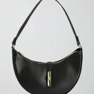 Ginatricot - Halfmoon Bag   - Väska från Ginatricot, helt nytt o oanvänd! Tyckte it om det senare kunde it hellre returnera!