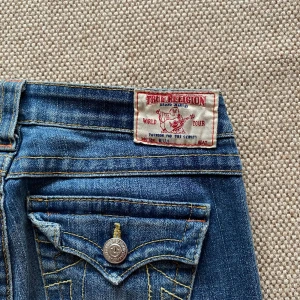Low waist TRUE RELIGION jeans - Snygga low waist true religion jeans som endast använts några gånger! Skriv för fler bilder! Jag är 172cm.