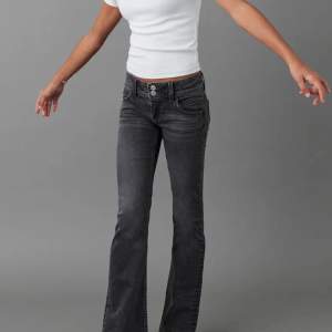 Säljer mina jätte fina low waist flare jeans då de har blivit för små💗Jeansen har två knappar, lite fransiga längst ner(se bild 3) men inget man märker av. Pris kan diskuteras, köparen står för frakt💗💗jeansen är köpta i höstas, de är även slutsålda💗