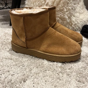 Ugg liknande - Jätte fina Ugg liknande vinter skor. aldrig använda. Säljer då de var för små. Står strl 40 men skulle säga 38-39 är mer rätt.💕 Priset går att diskutera🩷🩷 Märket är Alva-Stockholm