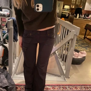 Lilla/grå jeans - Nu säljer jag vidare dessa jeansen då de tyvärr inte passar mig. Jag köpte det av en annan tjej och det är hennes bilder jag har använt. Jeansen är i ny skick💕