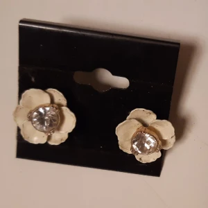 Vintage Örhängen - Små vita blommor med glittrig strn i mitten