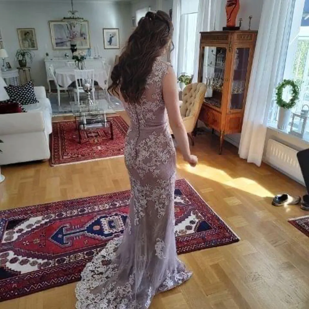 Säljer min älskade älskade bal klänning!!! Från Dressroom i Göteborg.  Andvänd 1 gång, och tvättad.  Du kommer känna dig som en prinsessa i denna klänningen. Vill gärna att någon annan vill känna sig fin i den med på sin bal! . Klänningar.