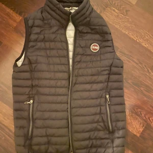 Colmar väst  - Säljer min colmar väst för den passade inte storlek S Helt ny skick 10 av 10