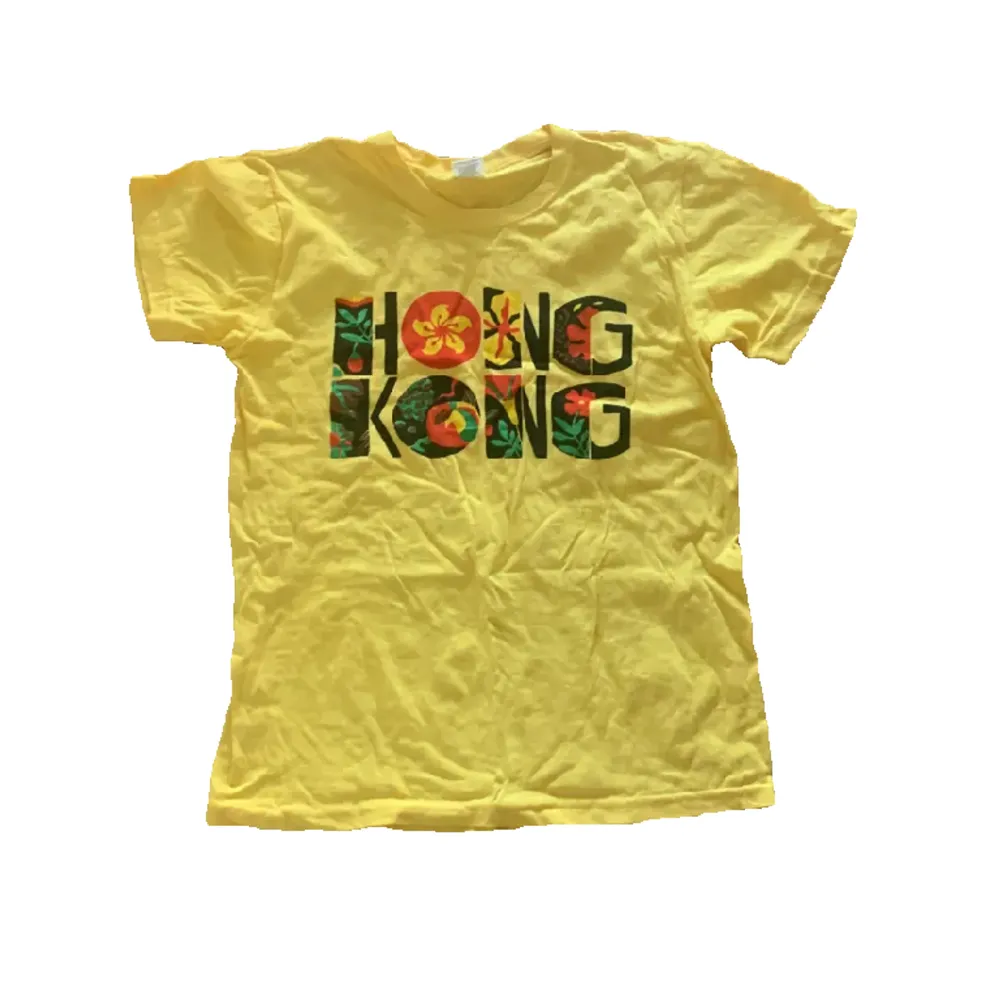 En gul Hongkong tröja köpt på beyond retro 🤟 bra nu inför sommaren och pris kan diskuteras vid snabb affär  Står L men passar mer som en S. T-shirts.