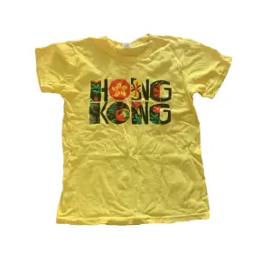 En gul Hongkong tröja köpt på beyond retro 🤟 bra nu inför sommaren och pris kan diskuteras vid snabb affär  Står L men passar mer som en S
