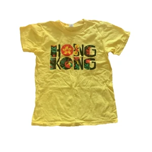I <3 Hongkong tröja - En gul Hongkong tröja köpt på beyond retro 🤟 bra nu inför sommaren och pris kan diskuteras vid snabb affär  Står L men passar mer som en S