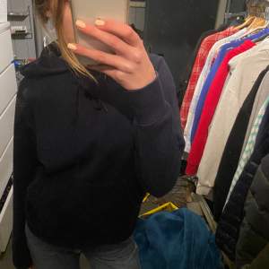 Mörkblå hoodie med stickade snören, använder tyvärr inte 