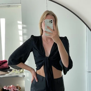 Blus - Supersöt tunn blus, kan användas både med eller utan tröja under