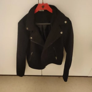 Jacka  - Säljer en jacka från hm använd fåtal gånger 