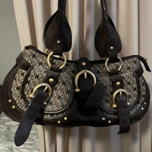 Y2k väska!  - Har vi en vintage brun väska! 🌟🤎 Den är i väldigt bra skick och bara använd ett fåtal gånger. 