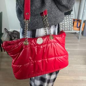Jättesnygg röd väska köpt second hand. (Vet ej om den är äkta men skulle tro att den är fejk)💗Defekter förekommer💗