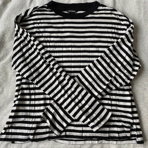 Svart och vit randig Monki tröja - En jättefin och framförallt skön tröja från monki! Passar perfekt till nästan allt! Säljer då den blivit förlusten för mig!
