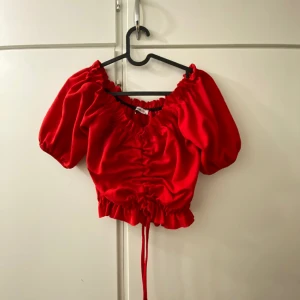 Topp - En söt röd topp, off shoulder. Inga defekt 