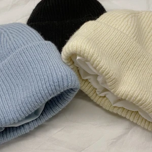 Mössa med innertyg av satin! - Vi erbjuder en högkvalitativ och bekväm mössa med innertyg av satin som prioriterar hårets kvalitet! Just nu har vi i tre färger: vit, svart & ljusblå. Instagram: @FRIZZ.UF