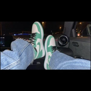 JORDAN 1 ZOOM "STADIUM GREEN" HIGH - Säljer mina jordans då jag inte använder de längre, haft de i 2 år o köptes för 3000kr! Är i fint men använt skick! Storlek 40! Pris kan diskuteras vid snabb affär